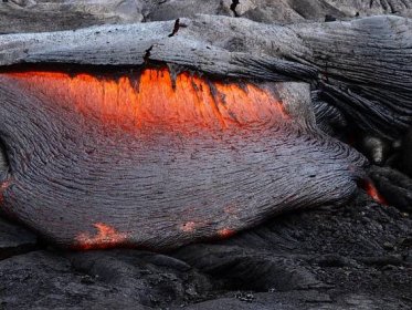 Soubor:Pahoehoe lava forming ropy lava.jpg – Wikipedie