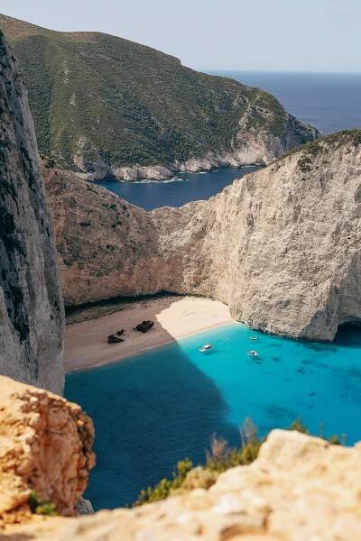 bezplatná Úchvatný výhled na pláž Navagio s tyrkysovými vodami a útesy na ostrově Zakynthos, Řecko. Základová fotografie