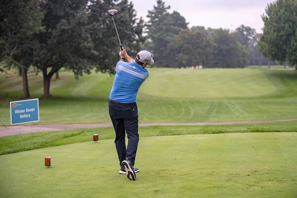 Ben Curtis playing golf