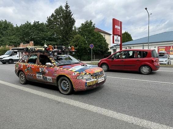 Rohatá i chlupatá auta. Třeboní projel nejbláznivější závod světa Carbage run