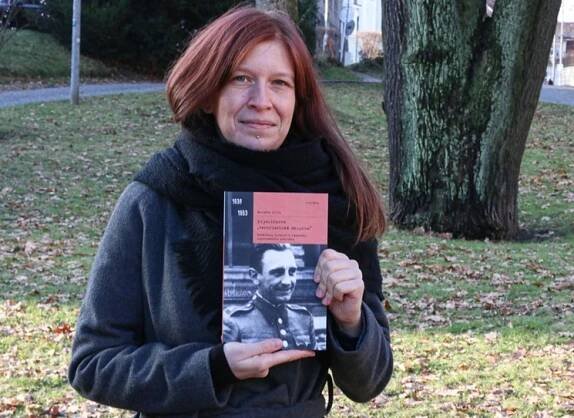 Když se prvního máje 1949 ozvala ohlušující rána v liberecké ulici U Novostavby, psaly noviny o výbuchu plynu. Ve skutečnosti explodovala nálož, jež měla zasáhnout komunistické funkcionáře na tribuně před radnicí. Komunistická justice měla každopádně kauzu, která je dnes známá jako Krysličkova aféra a odstartovala sérii politicky motivovaných politických procesů. O této málo známé etapě liberecké historie napsala knihu Markéta Filla (1988).