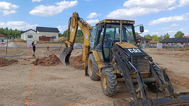 Zemní a výkopové práce traktorbagrem Caterpillar za 900 Kč Nalžovské Hory, Nalžovy Machinery-KM • Firmy.cz