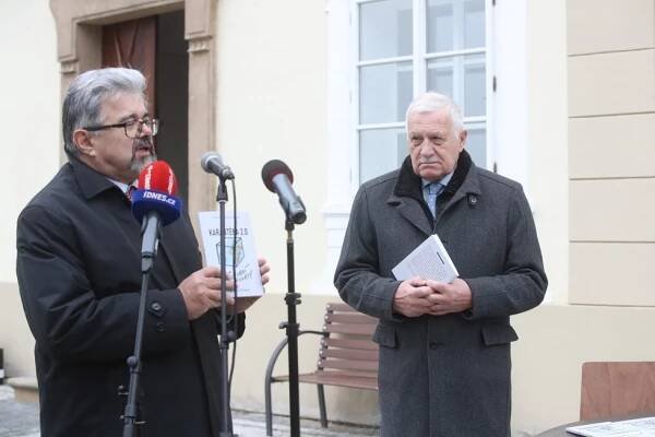 Klaus o pokutě a Vánocích: Na hory pojedu, ale bez skafandru. A zmínil očkování