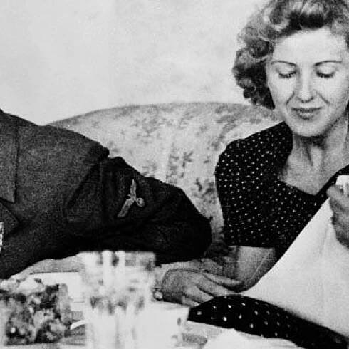 S Hitlerem neměla nikdy sex. Mohl za to vzácný Mayer-Rokitansky-Küster-Hauserův syndrom, který pro ni pohlavní styk dělal nesnesitelný.