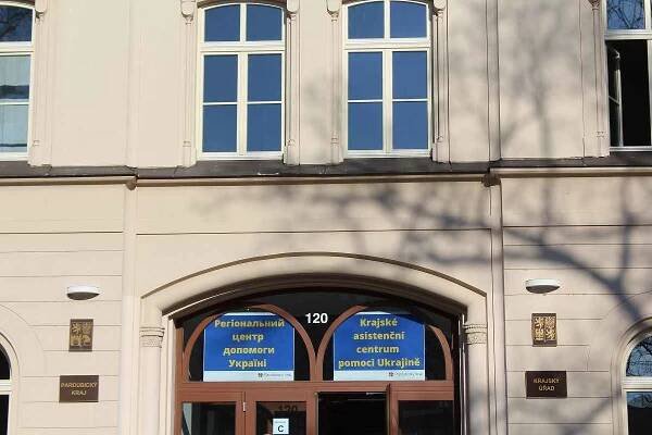 V středu 2. března se v Pardubicích otevřelo krajské asistenční centrum pomoci Ukrajině (KACPU). Pracovníci krajského úřadu budou dvacet čtyři hodin denně koordinovat služby ukrajinským občanům.