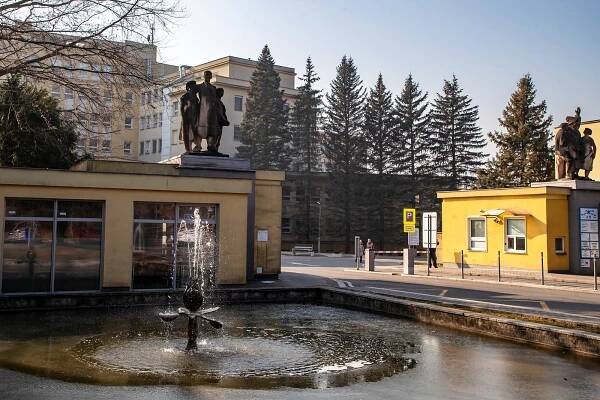 Razie v třinecké nemocnici: Sosnu obsadili policisté, odvedli ředitele Veverku