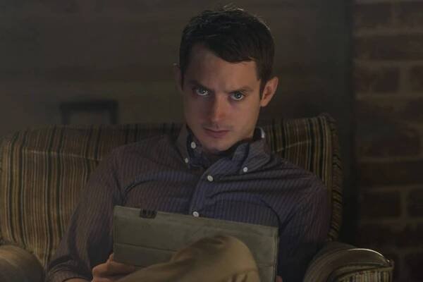 FOTO: Elijah Wood jako Ryan Newman v seriálu Wilfred (2011 až 2014). – stránka 5