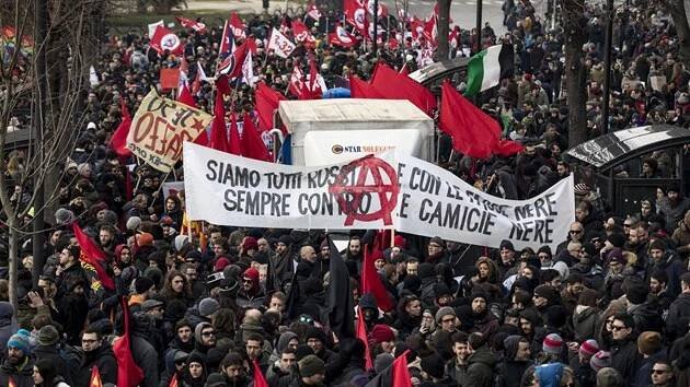 V italské Maceratě manifestovaly tisíce lidí proti rasismu a fašismu