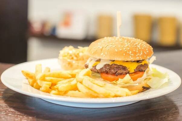 Dva burgery dle vlastního gusta s hranolky, salátem a omáčkami