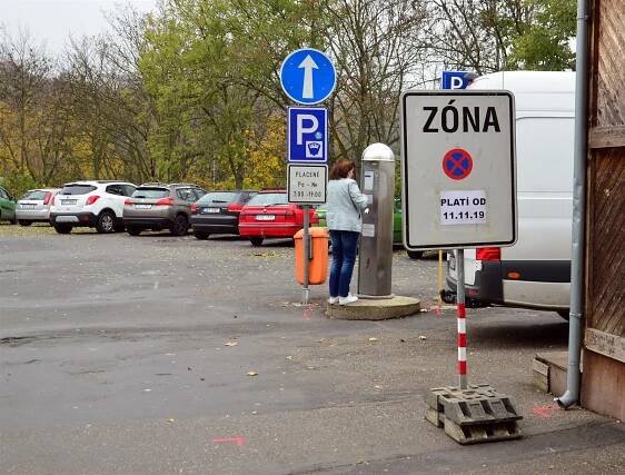 Závory na parkovištích v centru Varů začnou fungovat v půlce ledna