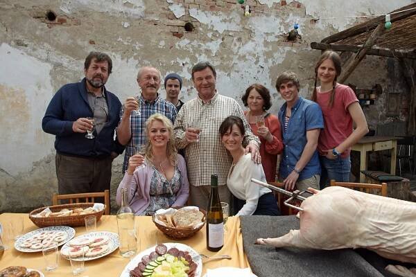 Zdeněk Junák, Oldřich Navrátil, Lucie Benešová, Jan Brožek, Václav Postránecký, Tereza Kostková, Jitka Smutná, Tomáš Materna, Alžběta Vaculčiaková - Vinaři - Série 1 - Promo