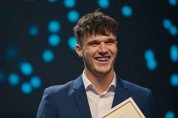 Šílenství kolem Menšíka. Český teenager šokoval. Na kurtu baví, udivuje věkem