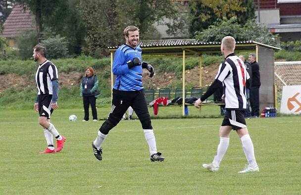 Fotbalisté Sigmy Hodolany (v bílo-černém) porazili Přáslavice 6:1.