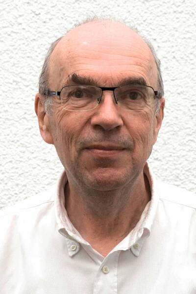 portrait vor weißer Wand