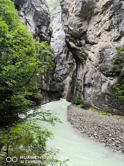 Fotogalerie: Soutěska Aareschlucht ve Švýcarsku: procházka nad divokou řekou Aare - fotografie 3