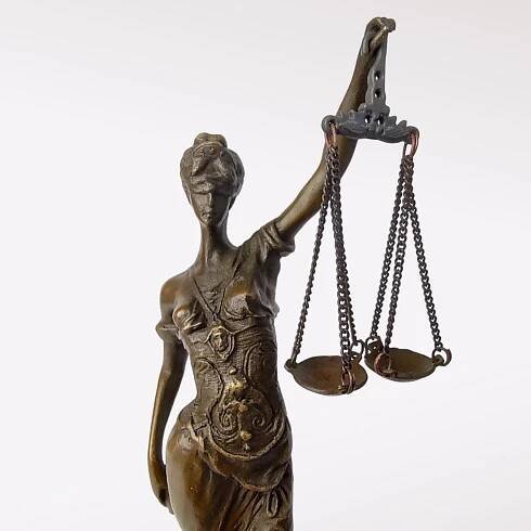 Spravedlnost - Justice - Themis bronzová socha soška spravedlnosti | Aukro