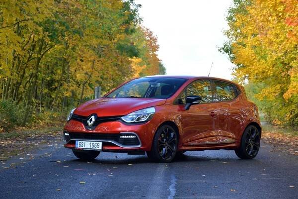 Test ojetiny: Poslední Renault Clio RS je rychlé a spolehlivé auto. Automat vám vadit nebude, pro začátečníky ale tohle Clio moc není