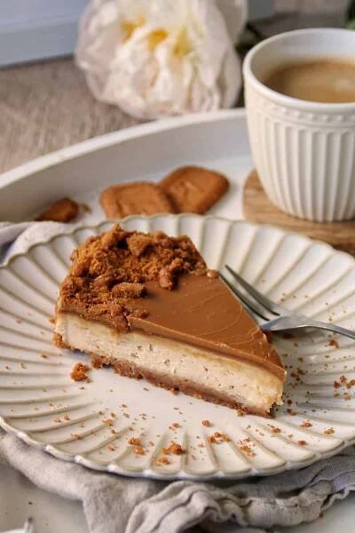 No bake Cheesecake mit Lotus Biscoff Keksen und Lotuscreme, Kuchenstück auf einem Teller