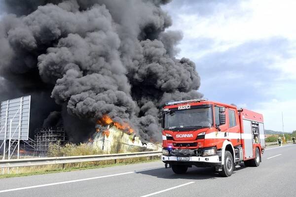 V Žebráku hořela průmyslová hala. S hašením pomáhal i vrtulník Black Hawk