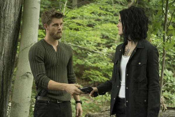 Luke Mitchell as Roman, Jaimie Alexander as Jane Doe in Blindspot - Season 2