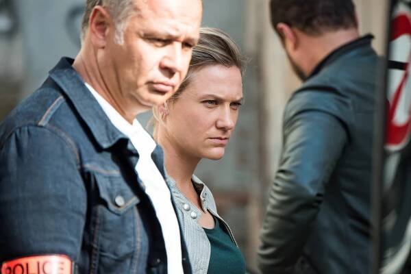 Policajtka Barbie - On ne prête qu'aux riches - Z filmu - Olivier Cabassut, Yeelem Jappain