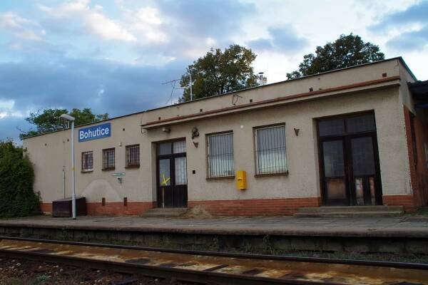 Fotografie - Building of the train stop at Bohutice - 21.09.2022