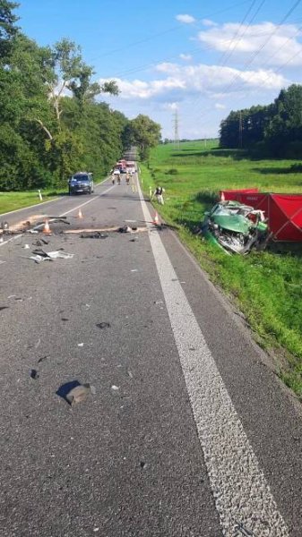 Srážka osobáku s kamionem uzavřela hlavní tah z Českých Budějovic na Vodňany