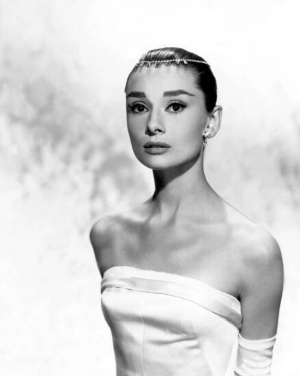 Je to Emily nebo Audrey Hepburn? Seriálová hvězda jako identické dvojče herecké ikony!