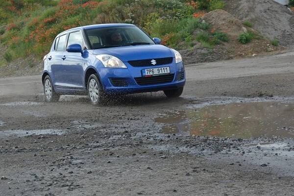 Zapomeňte na velká a rozežraná SUV. Tohle je spolehlivá čtyřkolka, jejíž provoz stojí pár korun