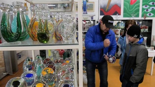 Výrobky sklářů si lze prohlédnout i koupit v rozlehlé galerii. K vidění jsou dekorativní předměty i užitkové sklo.