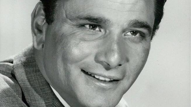 Peter Falk použil v seriálu Columbo svůj vlastní kabát, který měl dlouho v šatníku - Médium.cz