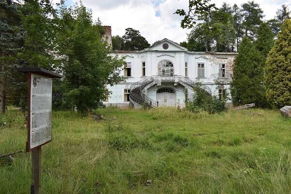 Vyhořelý zámek v Horním Maršově získala společnost Pec Resort Invest Tomáše Otruby.