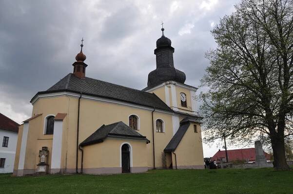 Soubor:Libice-nad-Doubravou-kostel2014f2.jpg – Wikipedie