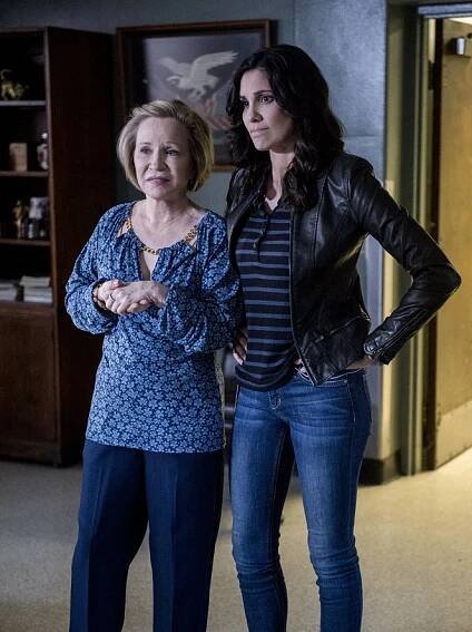 Námořní vyšetřovací služba L. A. - Staré triky - Z filmu - Debra Jo Rupp, Daniela Ruah