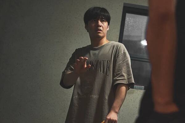 Kang Ha-neul as new resident Wu-song in a still from Wall to Wall. Photo: Young-uk Jeon/Netflix