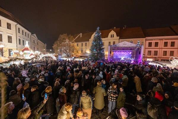 Písek svítí! V neděli se slavnostně rozzářil strom, adventní městečko i kluziště