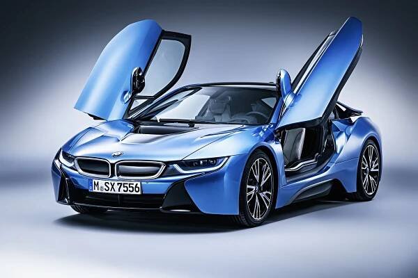 Řídili jsme manifest neofuturismu: tříválcový hybridní supersport BMW