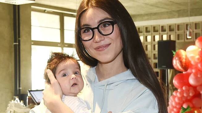 Naomi Adachi necelé 3 měsíce po porodu ve společnosti: Moderátorka má postavu jako lusk! - Super.cz