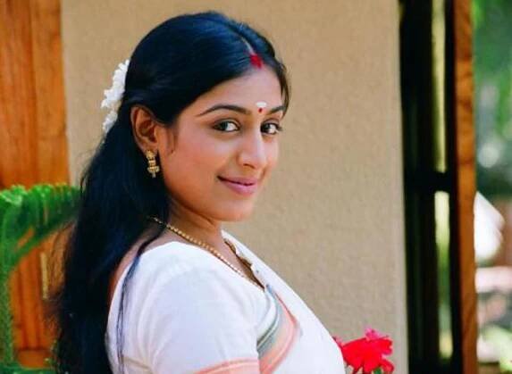 Scenic Padmapriya Hot Looks In Short Cloths Wallpapers