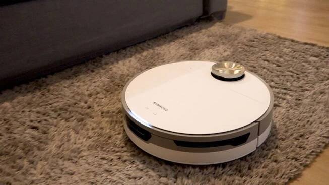 Uklidí a ještě se sám vyčistí. Otestovali jsme chytrý robotický vysavač od Samsungu