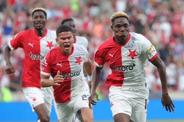 Slavia - Panathinaikos 2:0, dvě červené, góly Schranz a Usor. Domácí po půli vládli