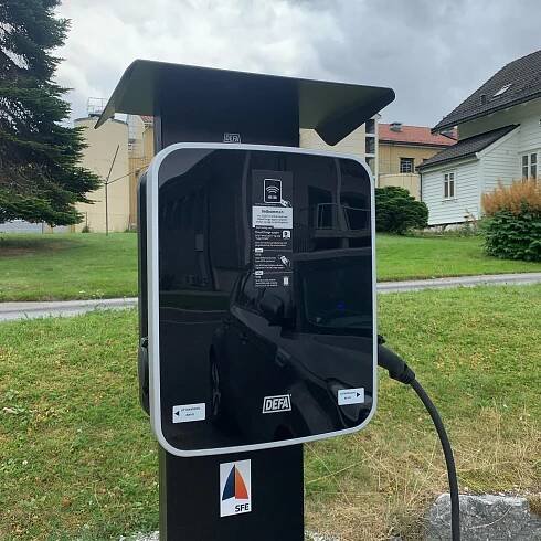 Vi har fått elbil-ladar frå Sogn og Fjordane Energi 😀 
Veldig kjekt og stor stas å kunne tilby lading til gjestene sine elbilar på eigen parkeringsplass! 
Takkar for samarbeidet og initiativet SFE 👏🏼👌🏼😊 

#sognogfjordane