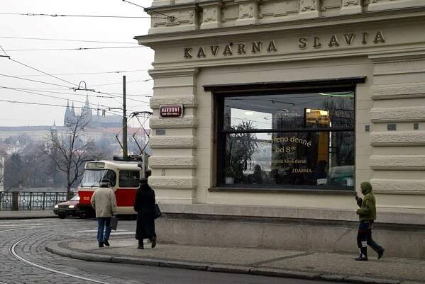 Útočiště umělců i svědek dějin: Proslulá kavárna Slavia se znovu otevřela před 25 lety