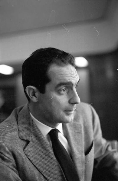 Soubor:Italo-Calvino-i-Oslo 07-04-1961 Fotograf-Johan-Brun.jpg