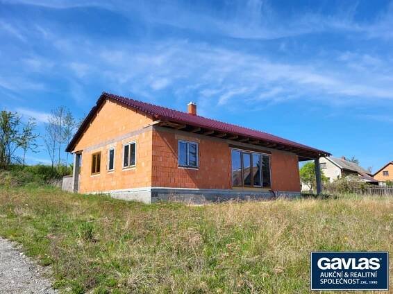Rozestavěný RD 4+kk+garáž pro 2 automobily s pozemkem 2065m2 - Heřmaničky u Votic, okres Benešov | GAVLAS, spol. s r.o.