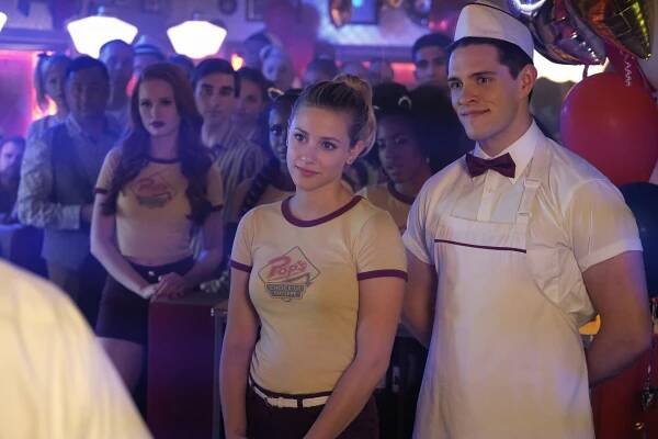 Riverdale - Kapitola 15: Noční dravci - Z filmu - Lili Reinhart, Casey Cott