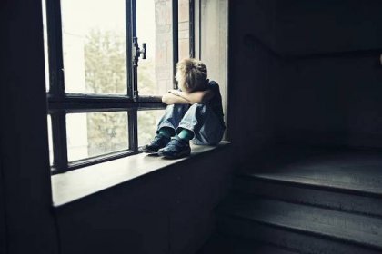 deprimovaný malý chlapec na starém schodišti - týrané dít�ě - stock snímky, obrázky a fotky