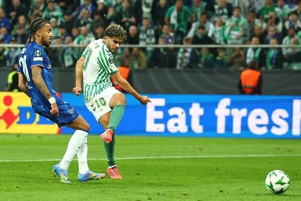 Abde Ezzalzouli of Real Betis scoring a goal during a soccer match.