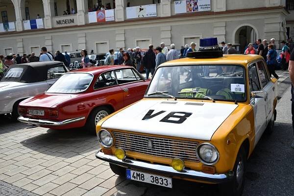 Nablýskané historické vozidla a motorky obsadily v neděli 19. května centrum Prostějova. 19.5. 2024
