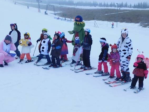 Beruška, andílek i tchoř. Bílý svah v Olešnici ožil barvami ski karnevalu